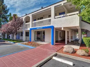 Super 8 by Wyndham Santa Rosa North - Image 2