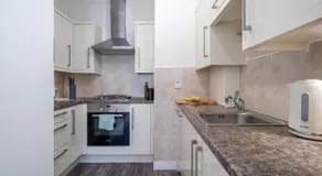Spacious Boutique 2 Bed Apartment Retreat Flexi BM - Image 5