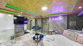 Hidden Gem Lt Properties Jaccuzi bath massage chair Superkingsize bed Parking available - Image 2