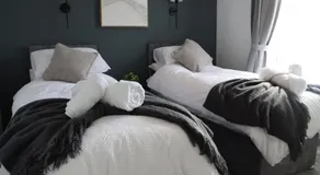 3BR Entire House, Garden, BBQ, Free Parking, 2 Bathrooms, Sleeps 7 - Image 2