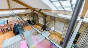 High-Ceiling Apartment in Iconic 1932 Art Deco Factory Conversion, London Bridge - Image 5