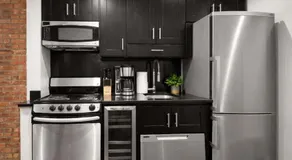 Stylish 3-Bedroom Midtown East Stay - Image 3