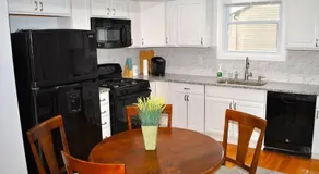 Stylish 4-Bedroom Full House. Plenty of Parking! - Image 2