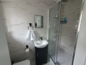 Private Room Sleeps 2 with Ensuite & Parking - Image 2