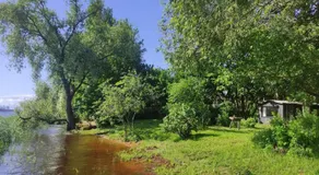 Minimalist riverside hideout - Image 4