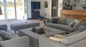 Merveilleux appartement de vacances entièrement équipé avec barbecue, piscine privée et jardin | Vue jardin - Image 5