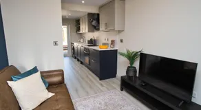 Spacious 4 Bed House Sleeps 6 Parking Garden in Loughborough - Image 2