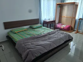 Cheerful 5-Bedroom Family Bungalow with Pool - Image 4