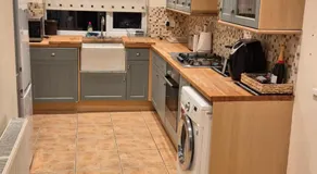 Spacious house with parking in excellent location - Image 2