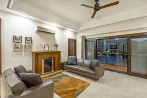 ELIVAAS 5 BHK with Garden & Balconies - Lakeview Manor - Image 5