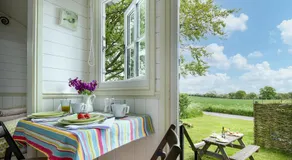 Romantic Shepherds Hut, Kenilworth - Image 2