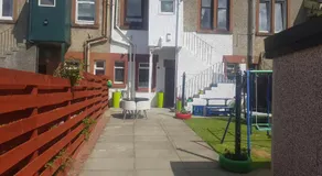 Saphire Apartments Spacious 1 Bed Apartment Sleeps 6 with Free Parking and Garden - Image 3