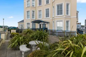 7 South Beach Court - Sea Front Apartment with Spectacular Sea Views - Image 4