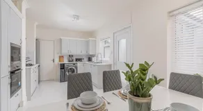 Modern 2-Bed Sleeps 5 Free Parking and Wifi near Stansted and London - Image 5