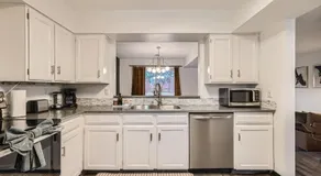 Stylish Townhouse Retreat - 15 min to DT - Image 5