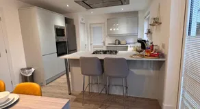 Elite 3 bedroom family house with free parking - Image 3