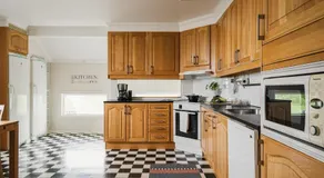 Guestly Homes - 3BR Spacious Coastal Stay - Image 3