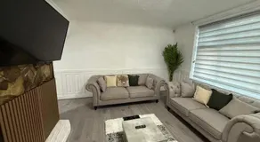 3 Bedroom Home Near Tube Station Easy London Access Peeams Abode Borehamwood - Image 2