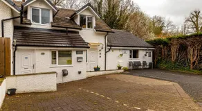 Roger Ground Guest House - with Onsite Car Parking - Image 3