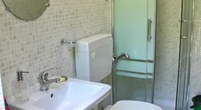 Camera indipendente con bagno immersa nel verde - Image 2