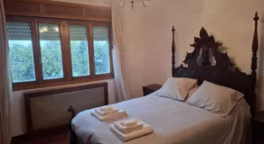 Casa de piedra con jardín - Image 2