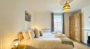 New - Cosy & Stylish City Centre Home - Sleeps 6 - Image 2