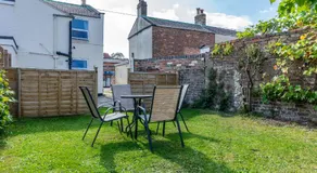 Cheltenham-2 Bedroom Home-Sleeps 6-Parking-Work or Leisure - Image 3