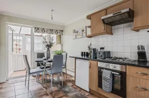 Spacious 4 Bedroom House private parking - Image 3