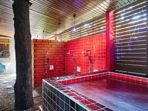 Super Hostel - Image 2