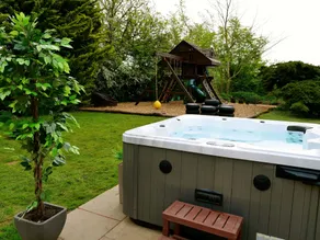 Deluxe 2 Bed Versace Bungalow Hot Tub, Sky TV, Cinema Screen Saffron Walden - Image 5