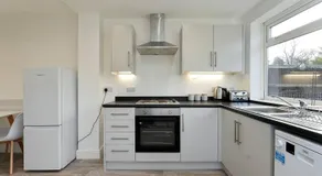 Spacious 5-Bed house Private Parking - Image 5