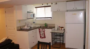 2 BD RM Casa moderna con entrada privada en un barrio tranquilo - Image 5