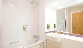 Premier Inn London Gatwick Airport (North Terminal) Hotel - Image 2