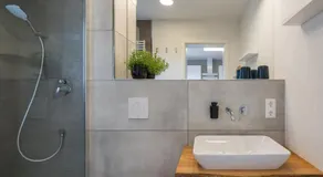 Apartment Leinetal - bester Schlafkomfort in hochwertiger Hotelbettwäsche, 3 Zimmer - große Küche, Duschbad & Parkplatz - Image 2