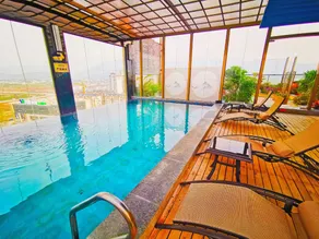 Golden Hotel - Image 5