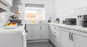 Modern 3BD House - Free parking - Fast WiFi - Image 5
