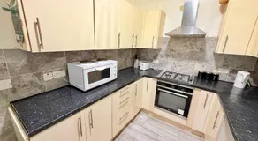 Spacious Private Room Walk to Station & Football Stadium Self Check-in, Quiet Area - Image 4