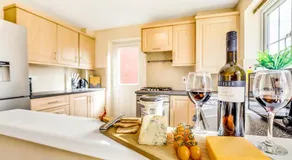 Stylish 3-Bedroom Home with Parking - Image 5