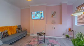 Knighton 2-Bedroom Cottage - Free Parking, Contractor friendly - Image 5