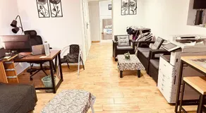 Luxury 1BR Holiday Haven 10-Min Train to Center & Airport Access - Image 1