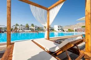 Kamari Plus Hotel - Image 4