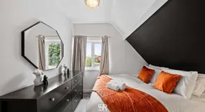 Spacious 6BR - City Hub & Parking - Sleeps 13 - Image 3