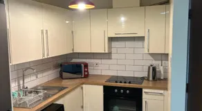 New prime 2 bed 2 bathroom spacious city center apartment with free secure parking - Image 5