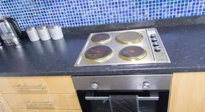 Hilltop Place Suites 3 Bedrooms 4 beds for CONTRACTORS with FREE PARKING FOR VANS - Image 3