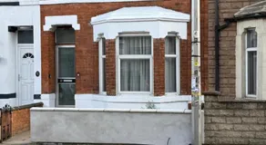 The Clare Court 6BR - Sleeps 7 - Contractor-friendly Modern Amenities Fast Wi-Fi - Free Parking - Close to Train Bus Stations Shops & Cafés I Leisure and Business Stays Welcome Contractors Tradesmen and Group Travellers - Long-stays arrangements welcome - Image 2