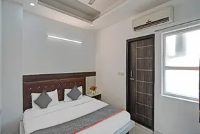 Signature Hotel Noida-62 - Image 2