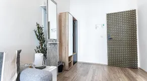 Superbly Central 9 Rooms Complex Ideal for 25 People - Image 4