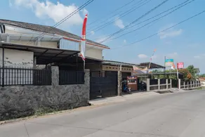 RedDoorz Syariah near Tugu Pandanwangi Cianjur - Image 4