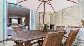 Redhill Hideaway Stylish Spacious Apartment - Image 3