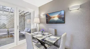 Stylish Mews House, Private Garden, Sleeps 4, Central Location - Image 4